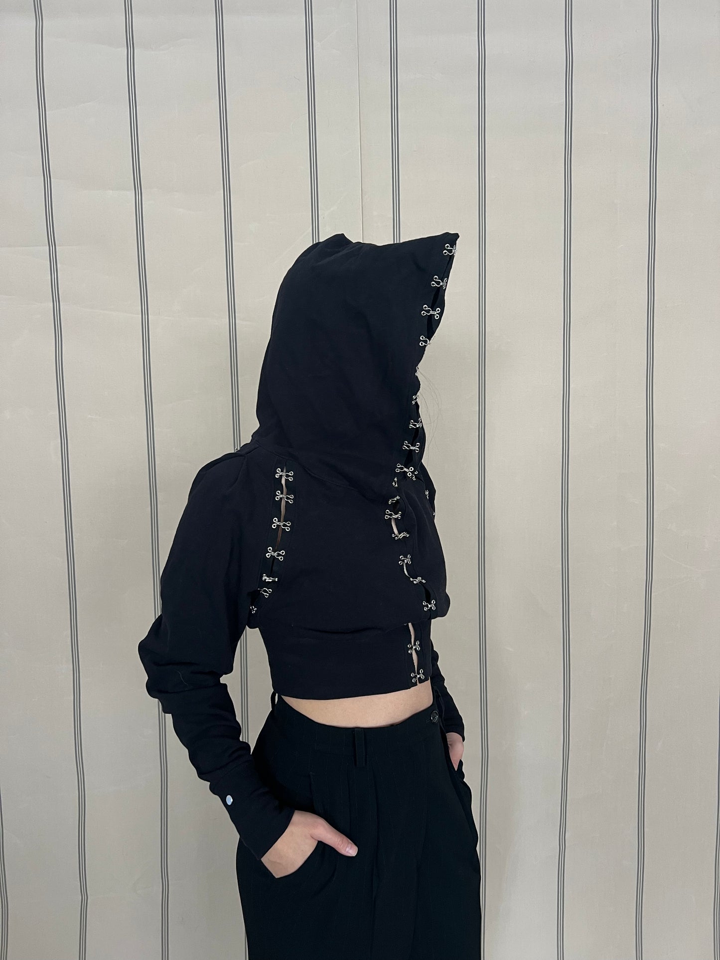 Enganchada cropped hoodie